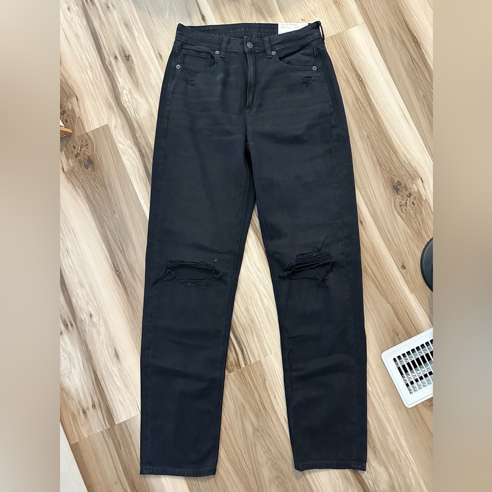 American Eagle mom straight jean. size 6 x-long high rise. NWT.